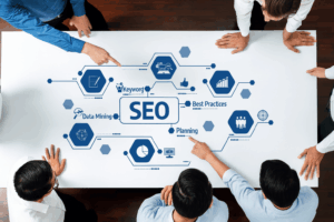 Das Team von der SEO Agentur in Regensburg am Tisch