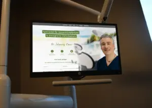 Webseite von Bionics Dental auf einem Bildschirm