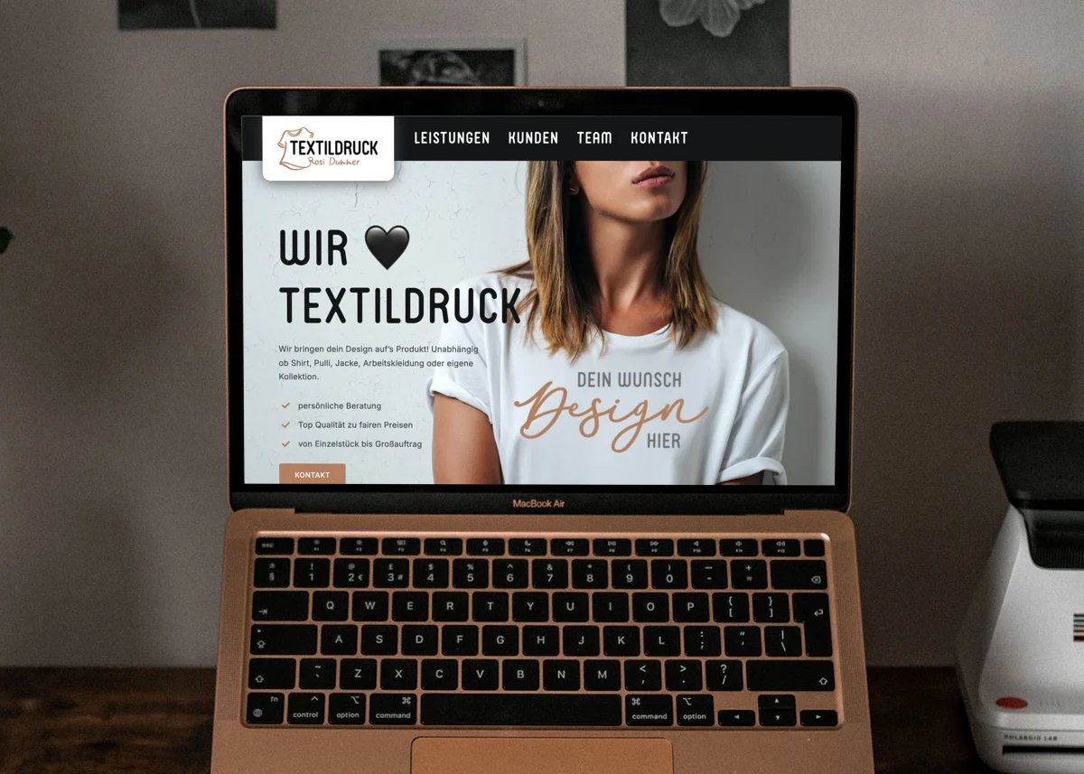 Webseite von Textildruck Dummer Webseite von Textildruck Dummer auf einem Laptop