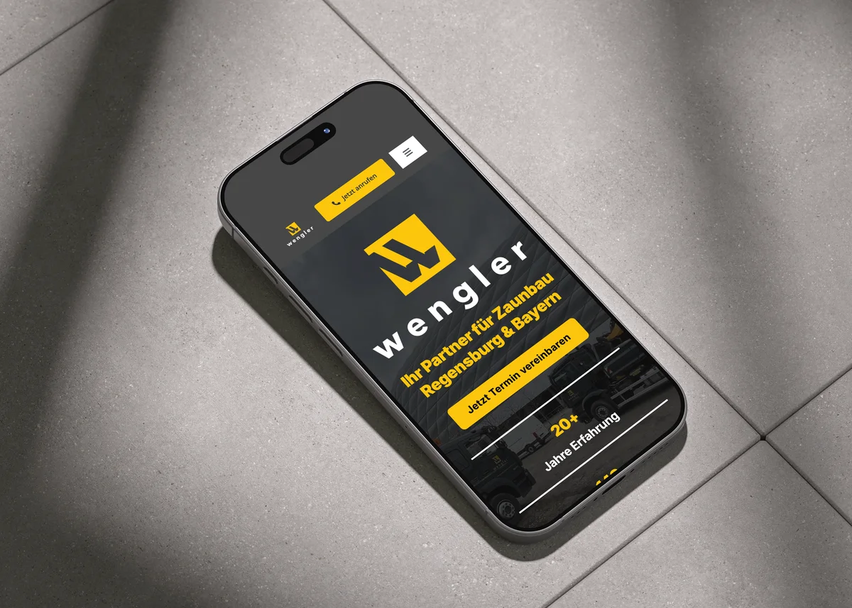 Webseite von Wengler Zaunbau Webseite von Wengler Zaunbau GmbH & Co. KG auf einem Smartphone