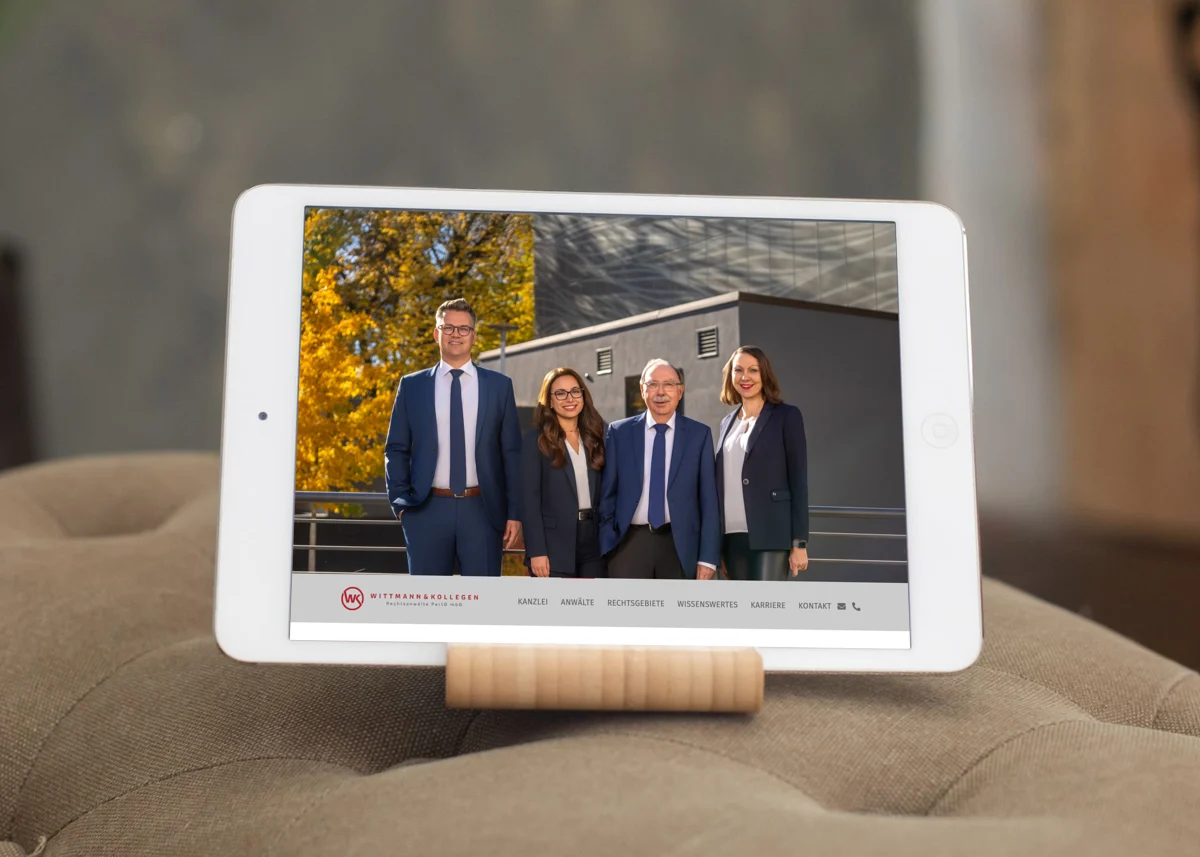 Webseite von Wittmann & Kollegen Webseite von Wittmann & Kollegen Rechtsanwälte PartG mbB auf einem Tablet