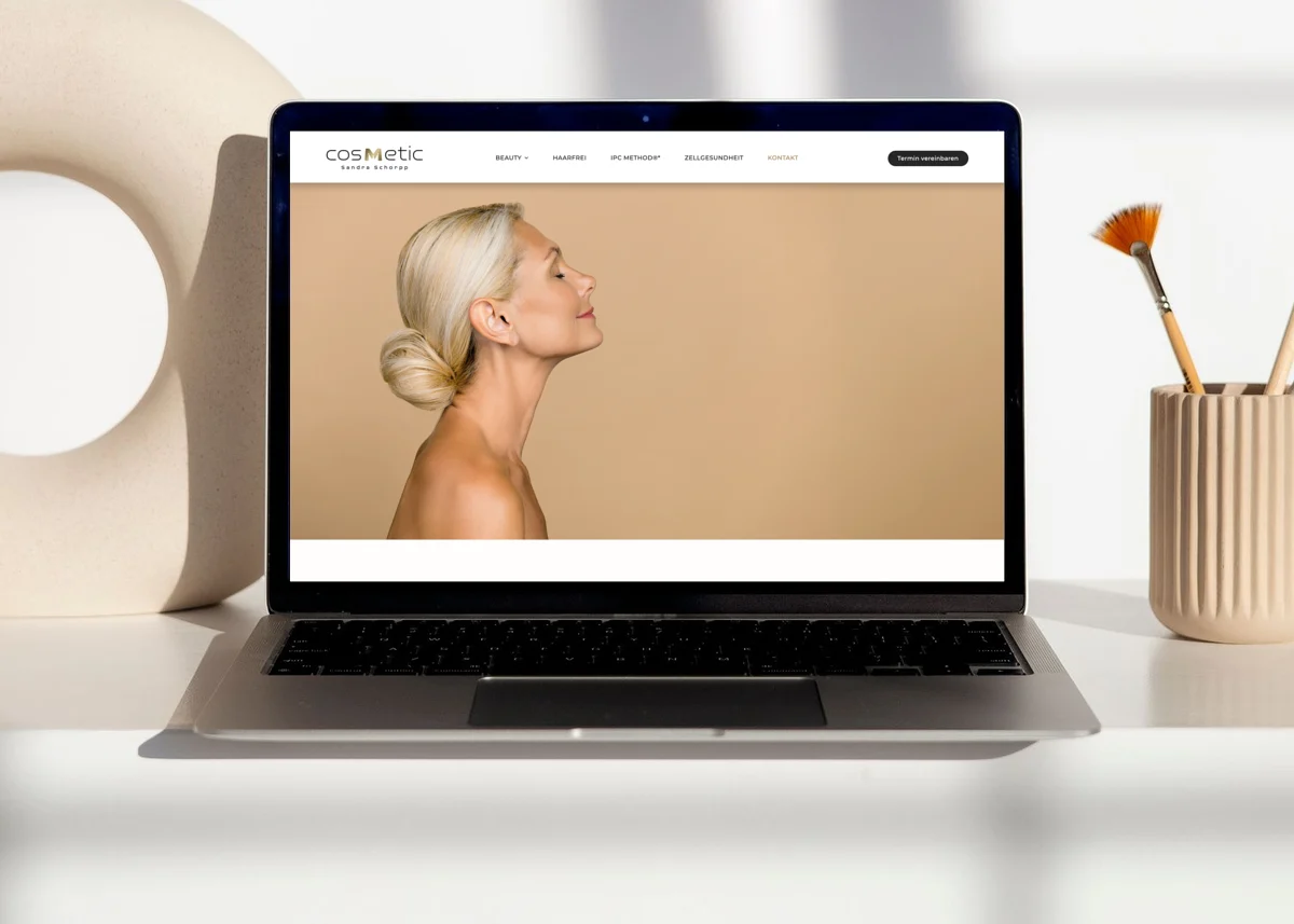 Webseite von Cosmetic Schorpp Webseite von Cosmetic Schorpp auf einem Laptop