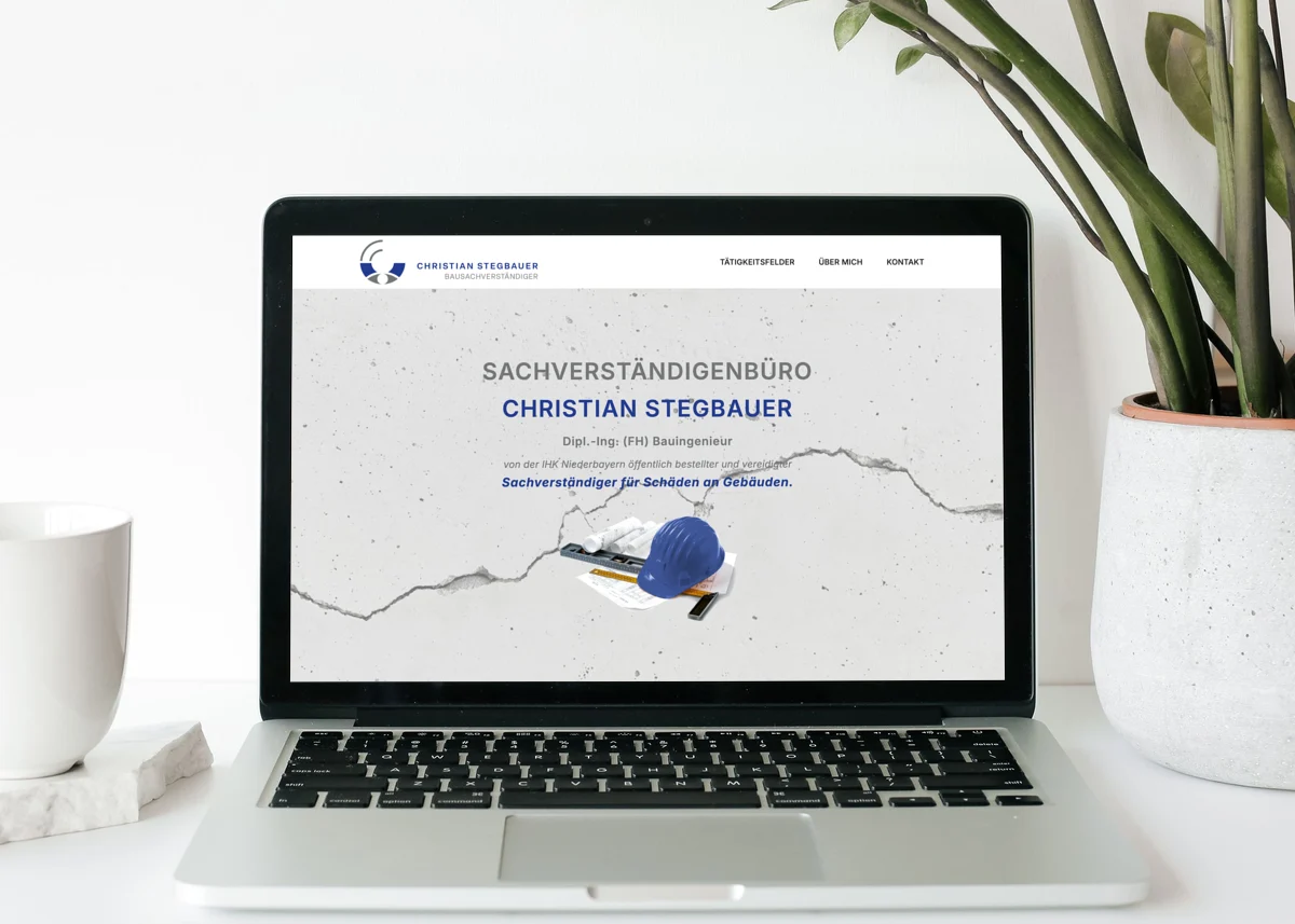 Webseite von Sachverständigenbüro Christian Stegbauer auf einem Laptop