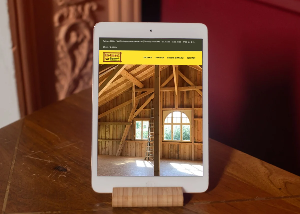 Webseite von Zimmerei Heimerl Webseite von Heimerl Zimmerei-Holzbau GmbH auf einem Tablet